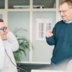 Arzt führt einen Gehörtest mit einem Patienten durch – arbeitsmedizinische Vorsorgeuntersuchung bei der MBS GmbH