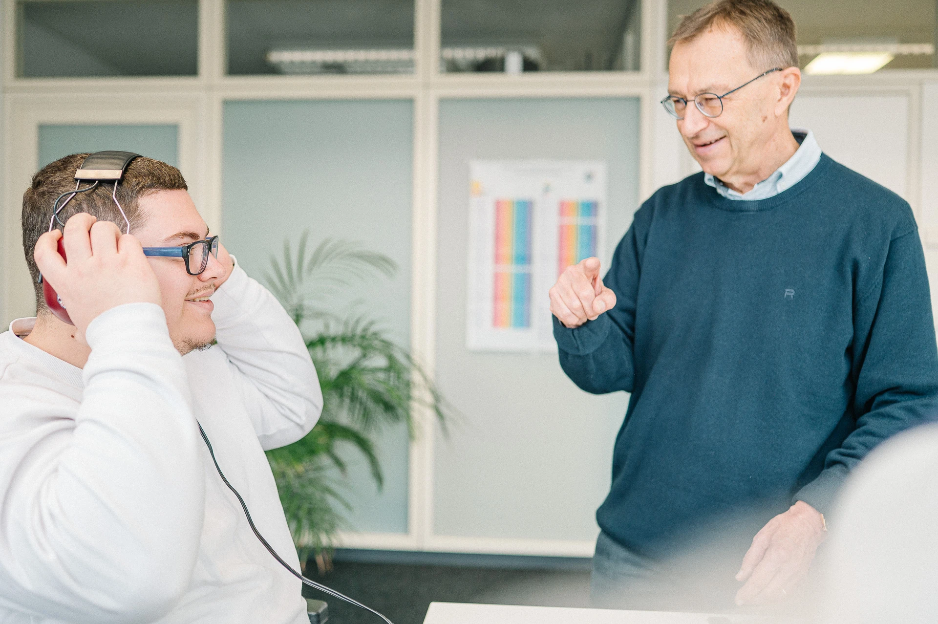 Arzt führt einen Gehörtest mit einem Patienten durch – arbeitsmedizinische Vorsorgeuntersuchung bei der MBS GmbH