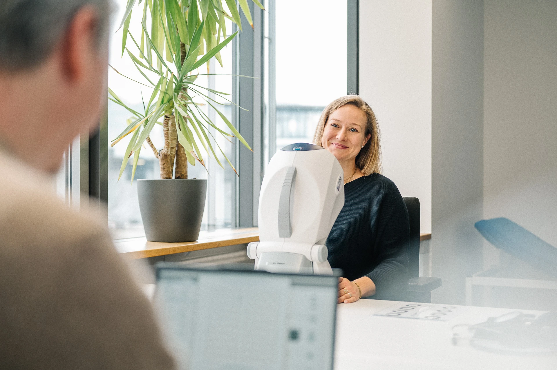 Medizinische Assistentin beim Sehtest mit modernem Sehtestgerät in der arbeitsmedizinischen Praxis der MBS GmbH