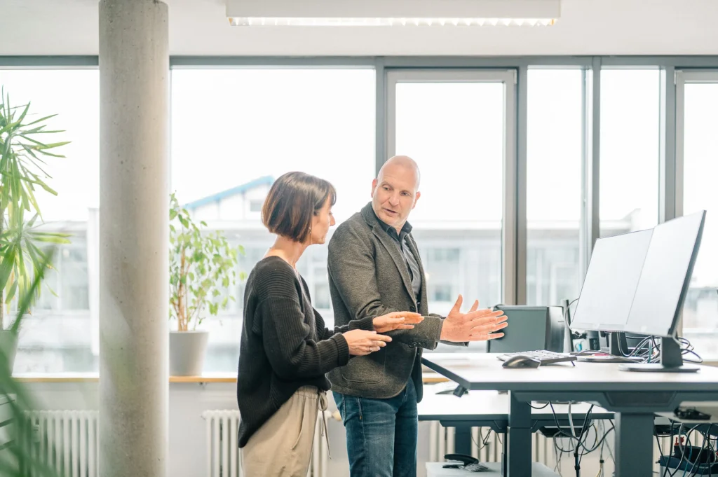 Marc Günter im Beratungsgespräch mit einer Mitarbeiterin in den Büroräumen der MBS GmbH