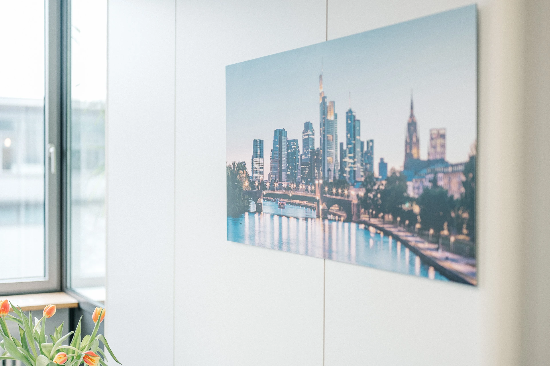 Büroraum am Frankfurter Standort der MBS GmbH mit einem Wandbild der Frankfurter Skyline