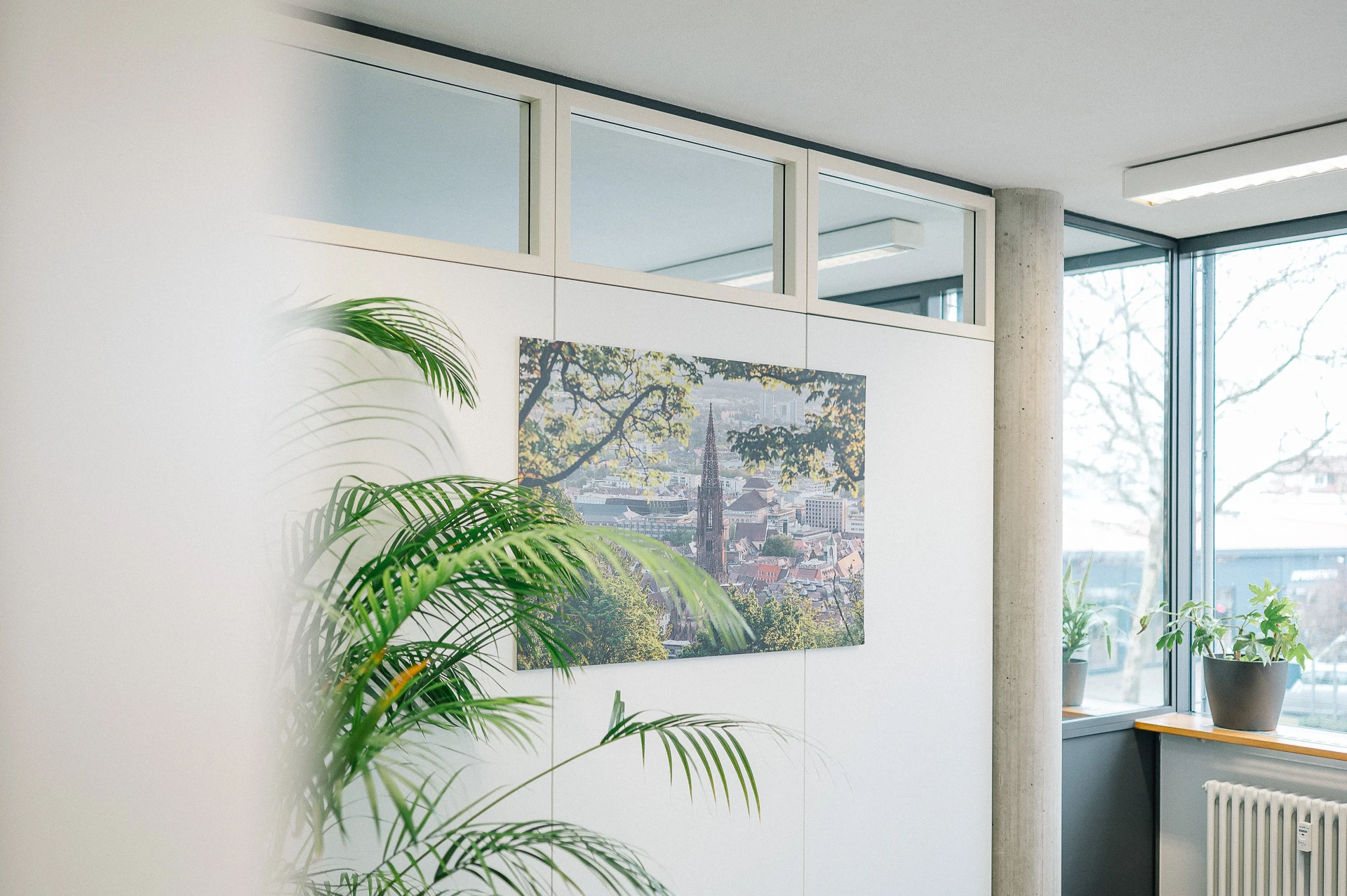 Moderner Büroraum der MBS GmbH mit einem gerahmten Wandbild des Freiburger Münsters