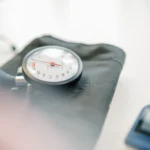 Blutdruckmessgerät und Pulsoximeter auf einem Behandlungstisch in der arbeitsmedizinischen Praxis der MBS GmbH