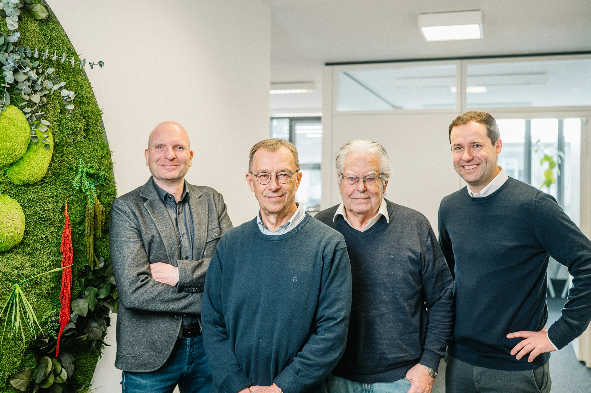 Das Führungsteam der MBS GmbH – Marc Günter, Dr. Holger Hegewald, Dr. Michael Benninger und Christian Benninger vor einer Mooswand