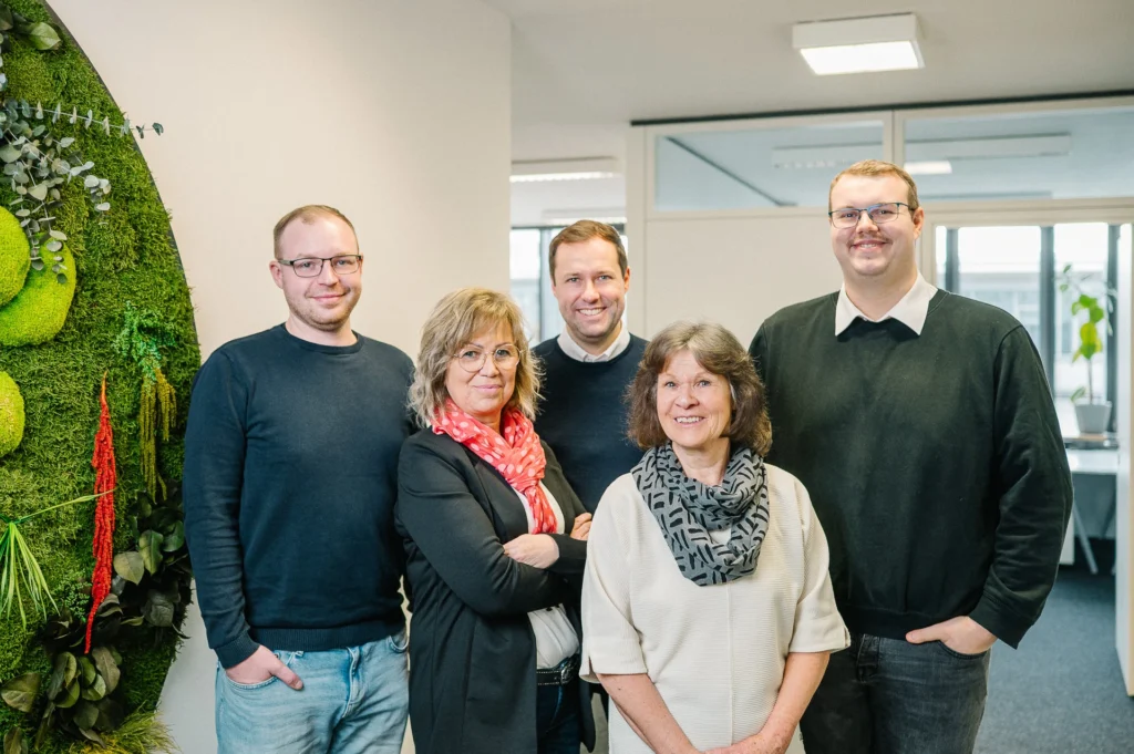 Das Verwaltungsteam der MBS GmbH Freiburg vor einer Mooswand